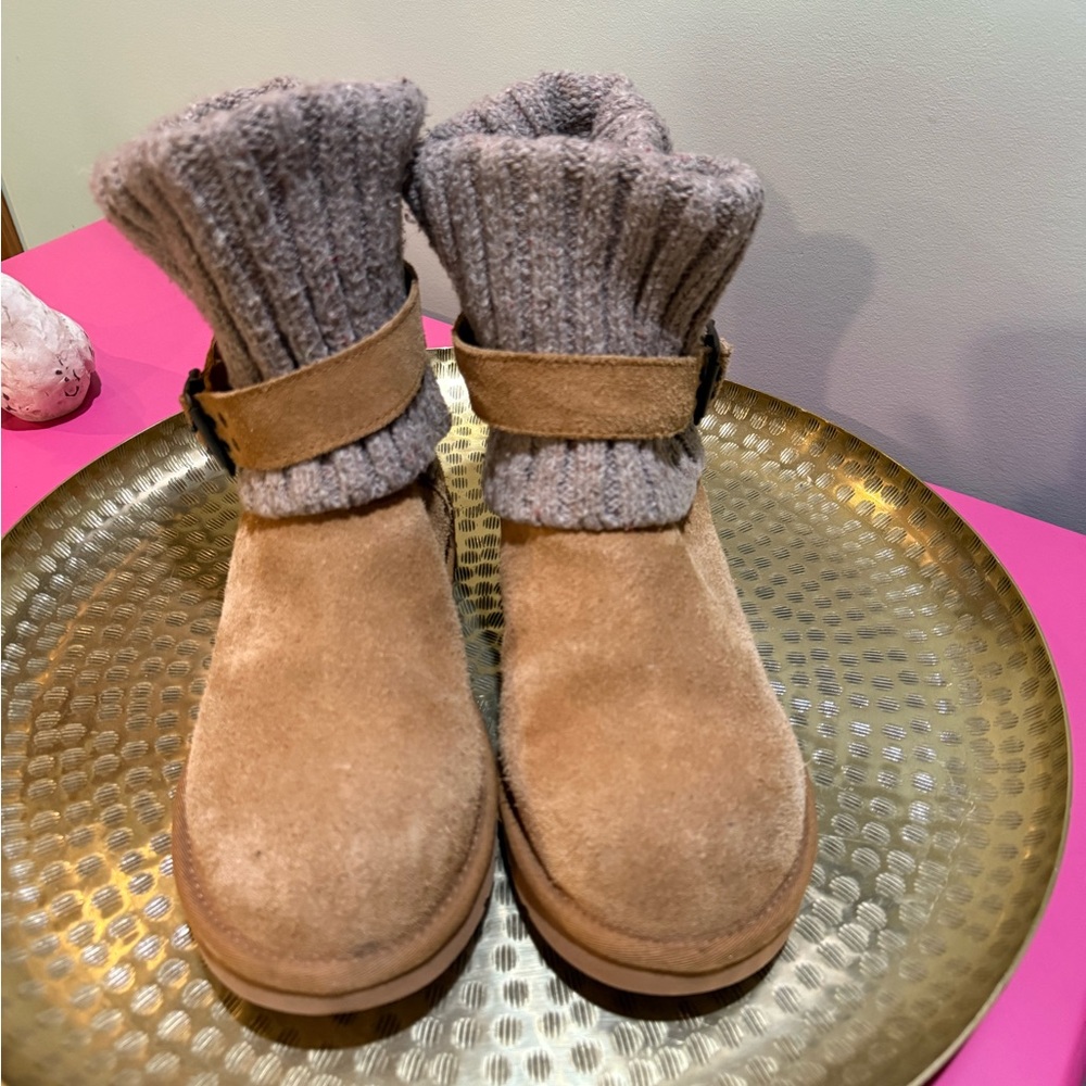 UGG Knit Boots in Beige and Light Gray